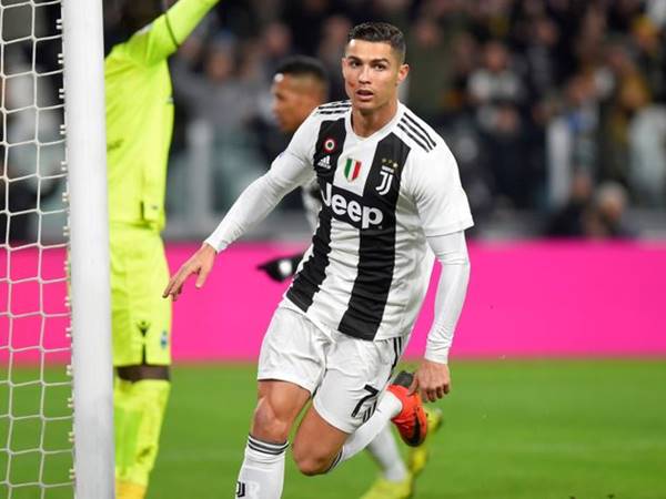 Chuyên gia sút phạt Cristiano Ronaldo