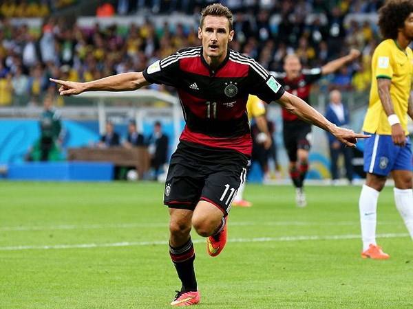 Miroslav Klose ăn mừng ghi bàn
