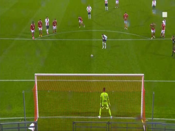 Cú sút cân não: Giải mã luật đá penalty sân 11 người