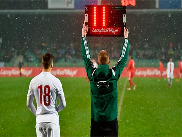 Sự thay đổi luật thay người hiện tại quy định FIFA